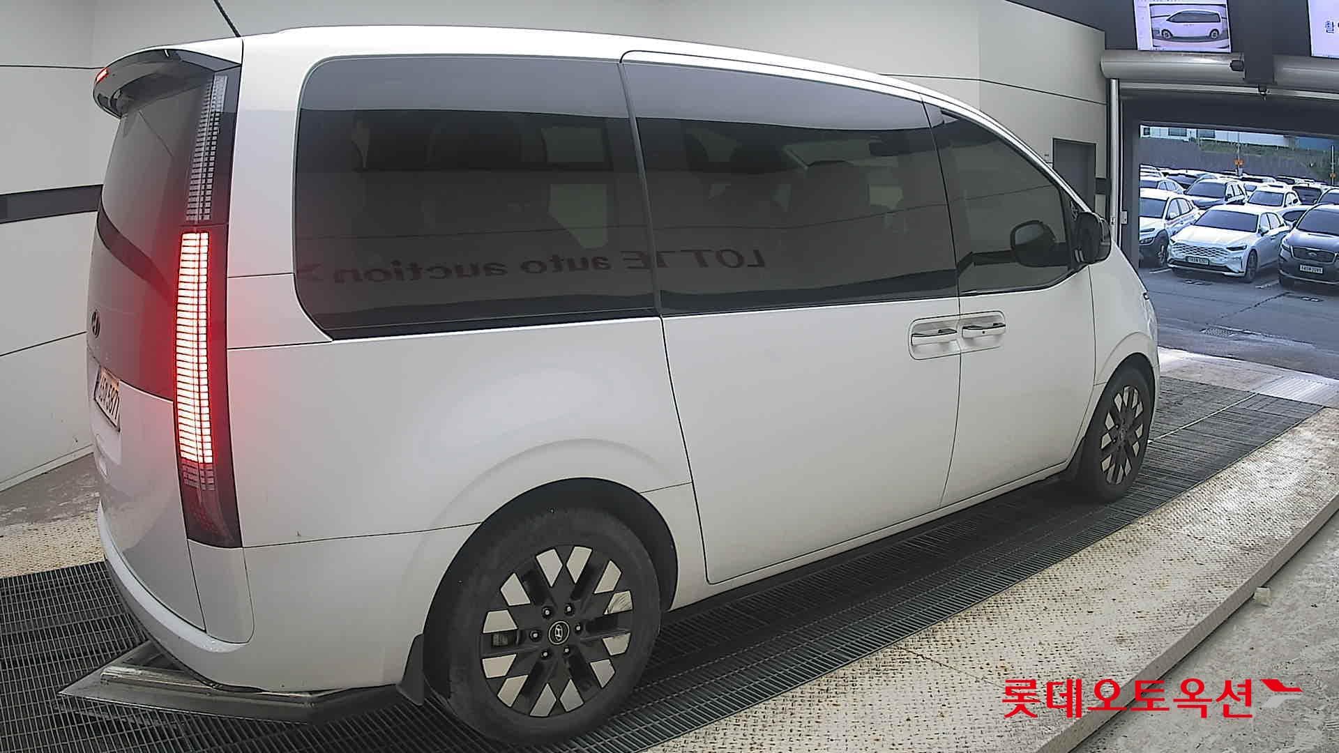 Hyundai - Staria | (D) 2.2 9Seater Prestige 14
