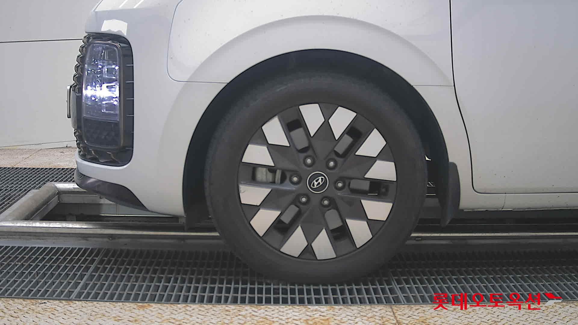 Hyundai - Staria | (D) 2.2 9Seater Prestige 21