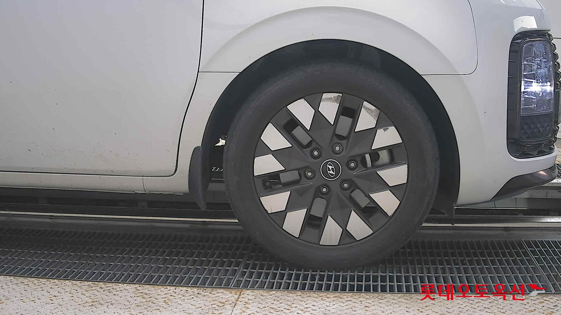 Hyundai - Staria | (D) 2.2 9Seater Prestige 23