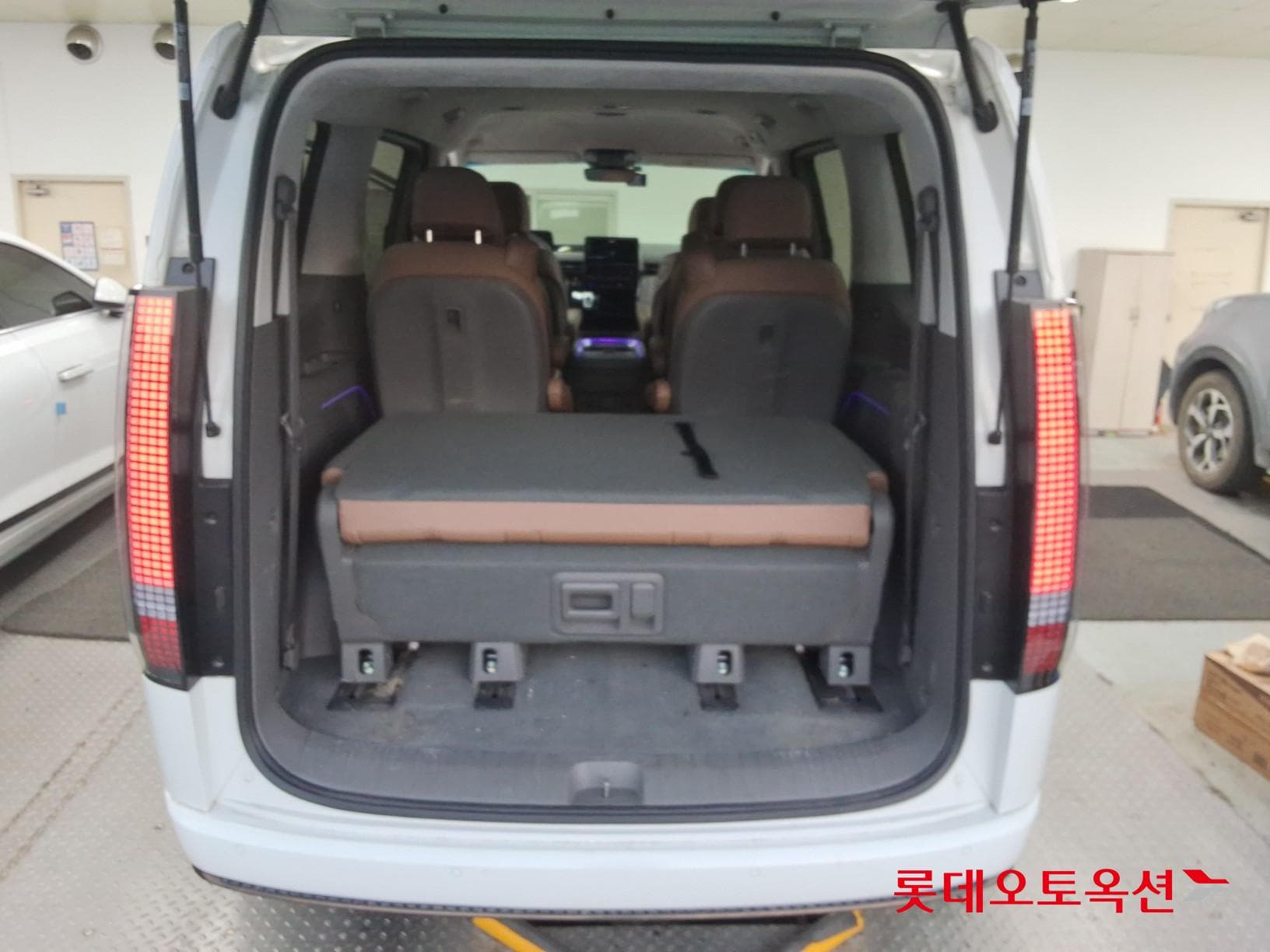 Hyundai - Staria | (D) 2.2 9Seater Prestige 37