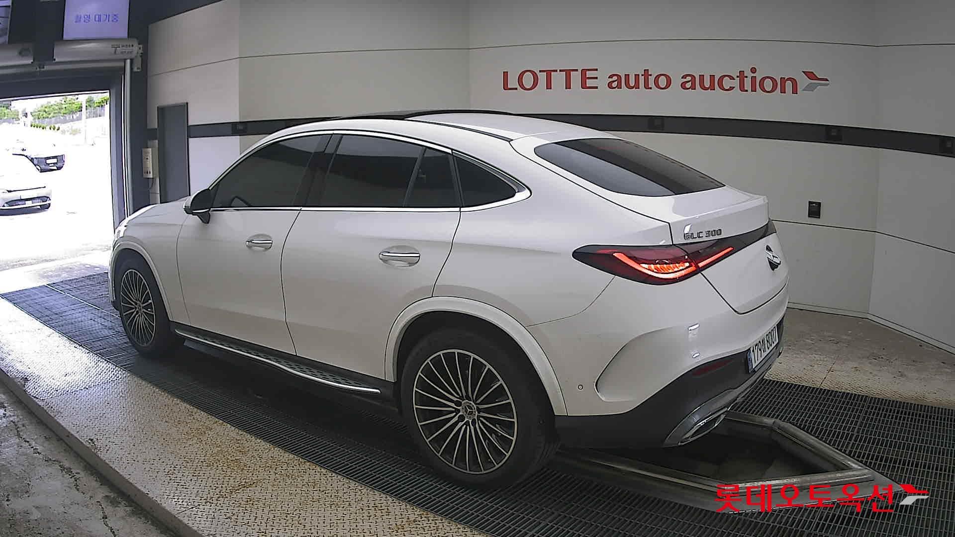 Mercedes-Benz - GLC-Class | 300(G) 2.0 4MATIC COUPE AMG LINE 8
