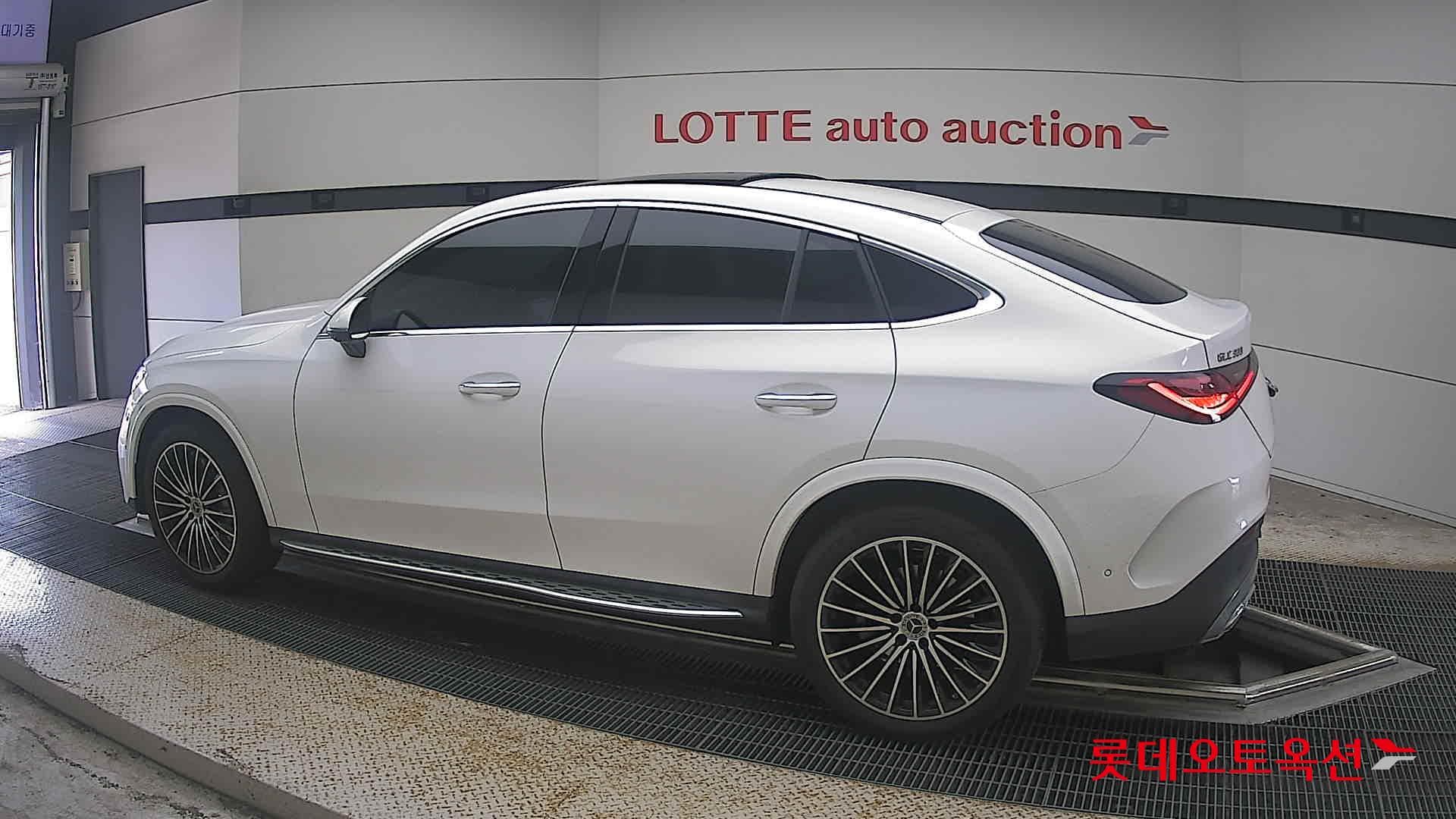 Mercedes-Benz - GLC-Class | 300(G) 2.0 4MATIC COUPE AMG LINE 7