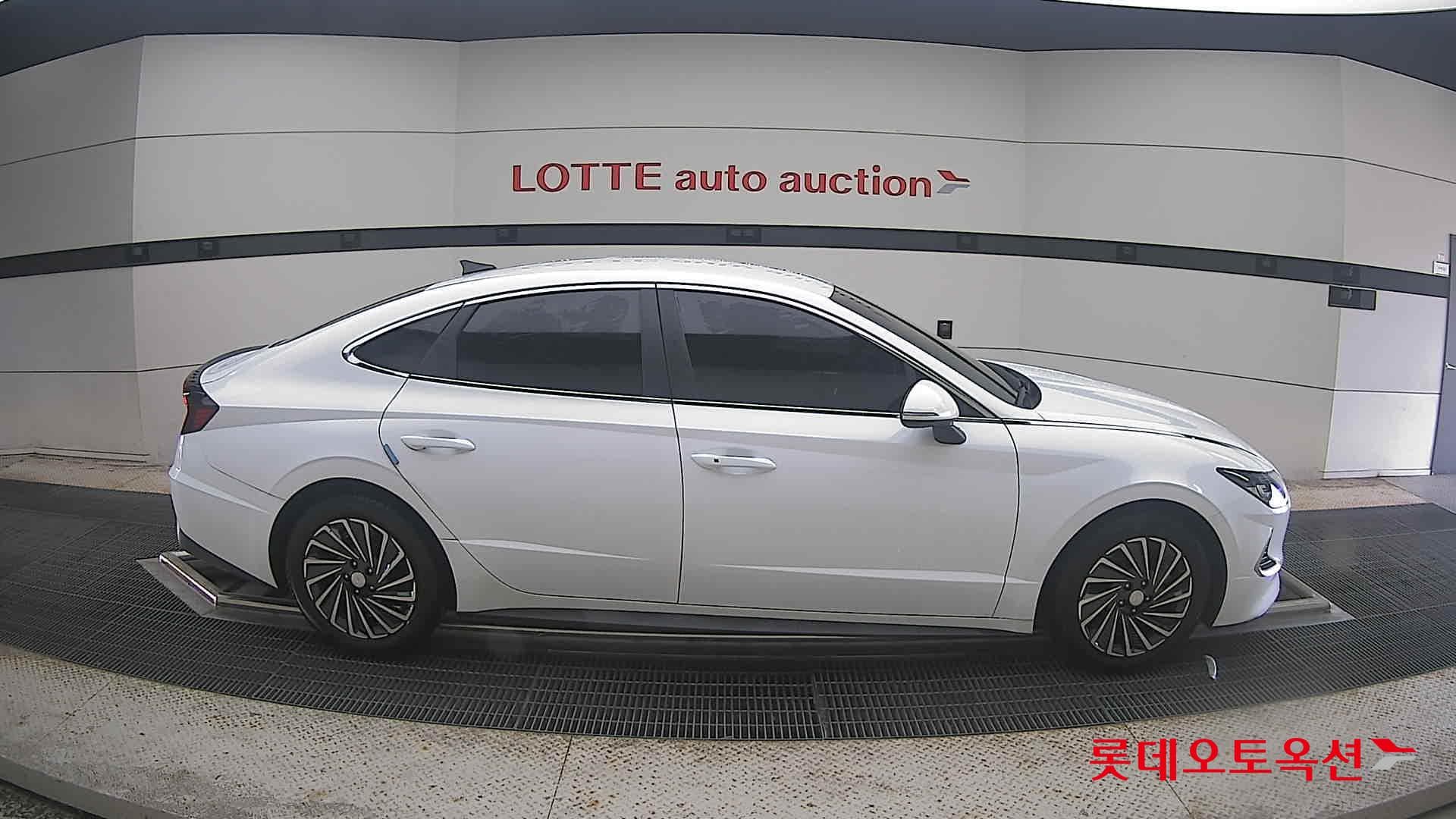 Hyundai - Sonata | DN8 (H) 2.0 Premium Plus 16