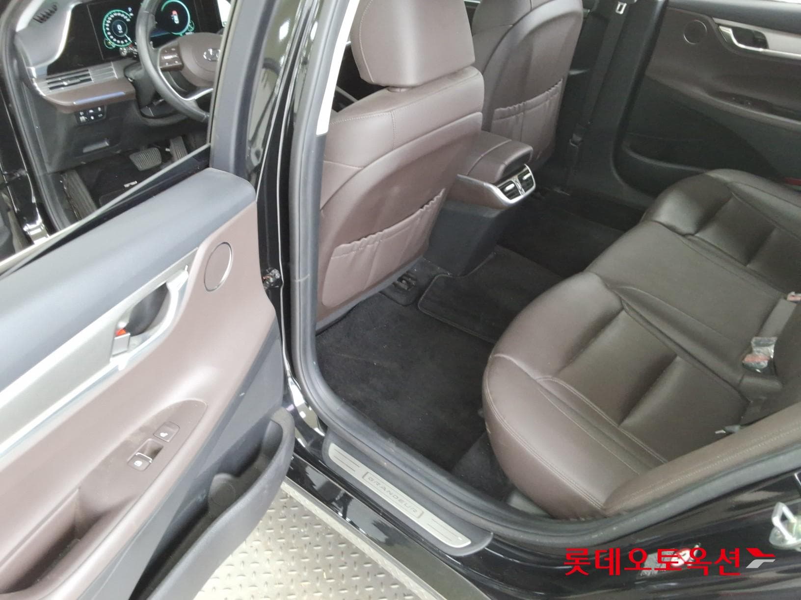 Hyundai - Grandeur | THE NEW (L) 3.0 Premium 37