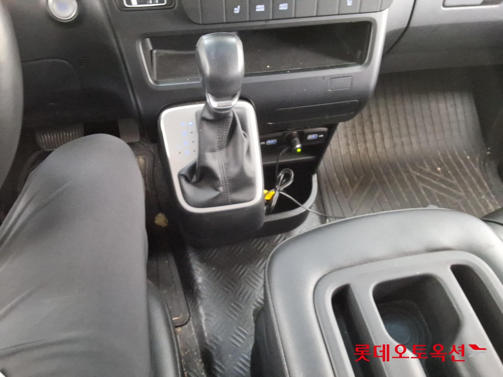 Hyundai - Staria | (D) 2.2 Tourer 9Seater Modern 32