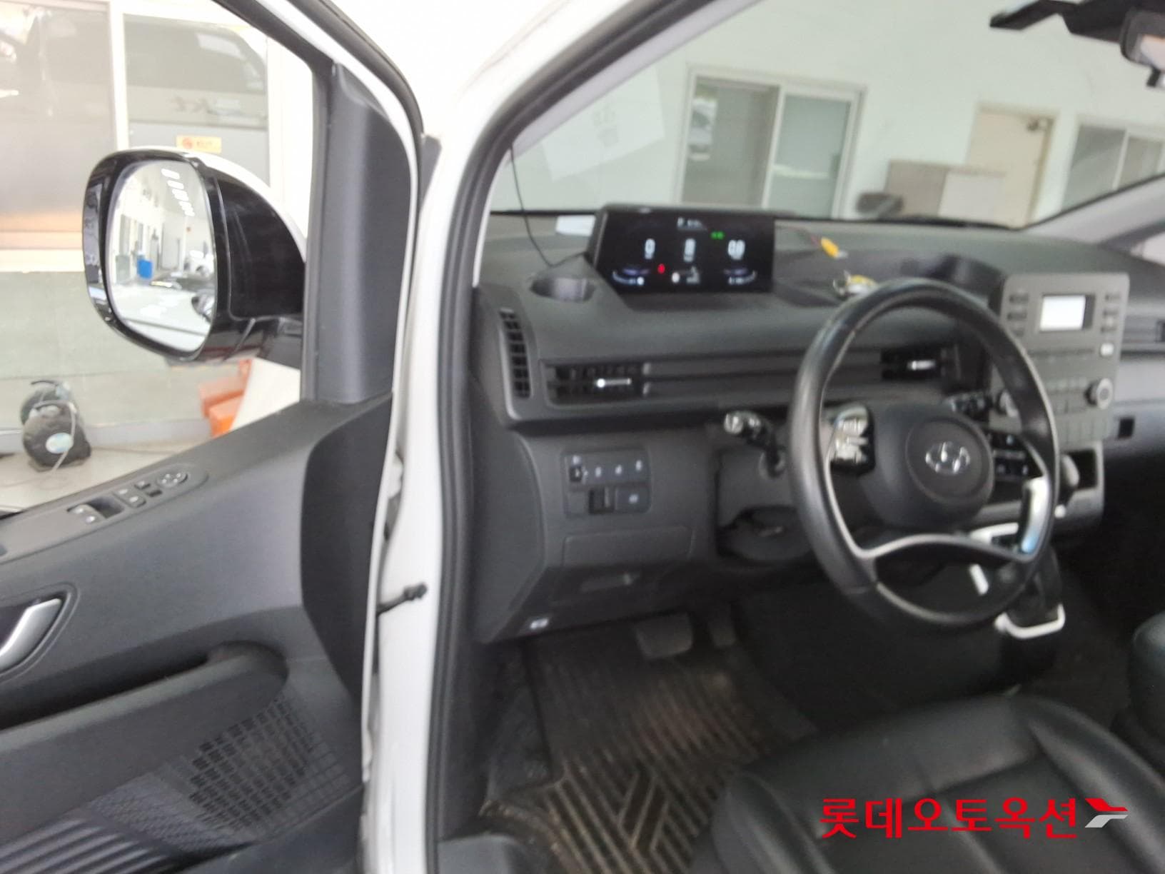 Hyundai - Staria | (D) 2.2 Tourer 9Seater Modern 35