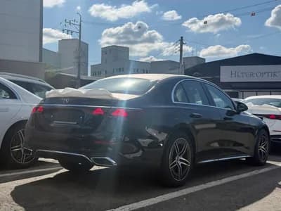 Mercedes-Benz - E-Class | E200 AMG Line 3