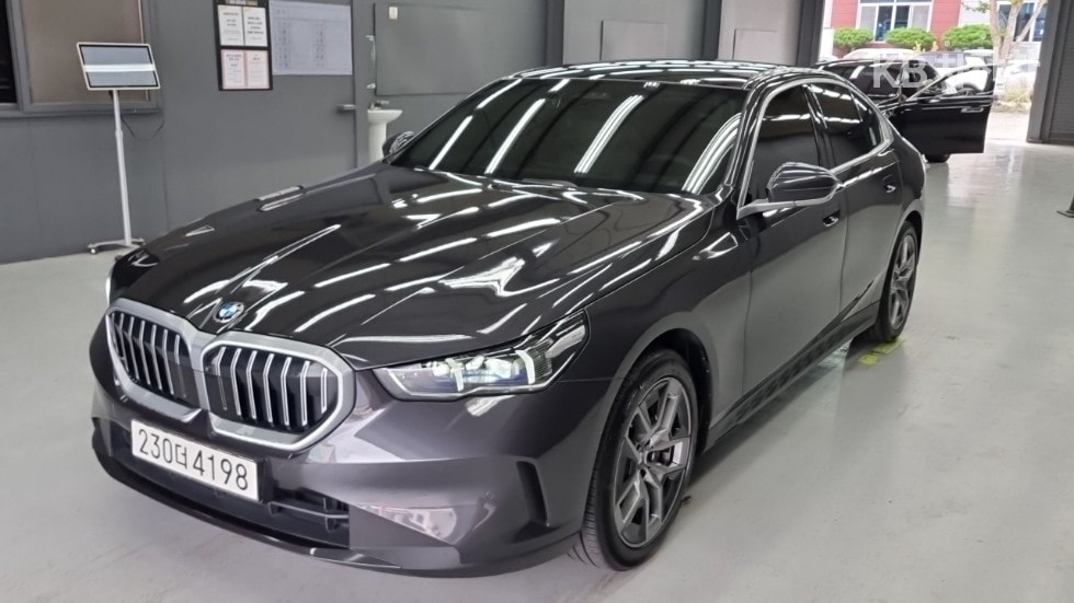 BMW - 5-Series | New 530 xDrive Base