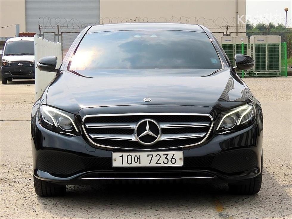 Mercedes-Benz - E-Class | E220 4MATIC Avantgarde