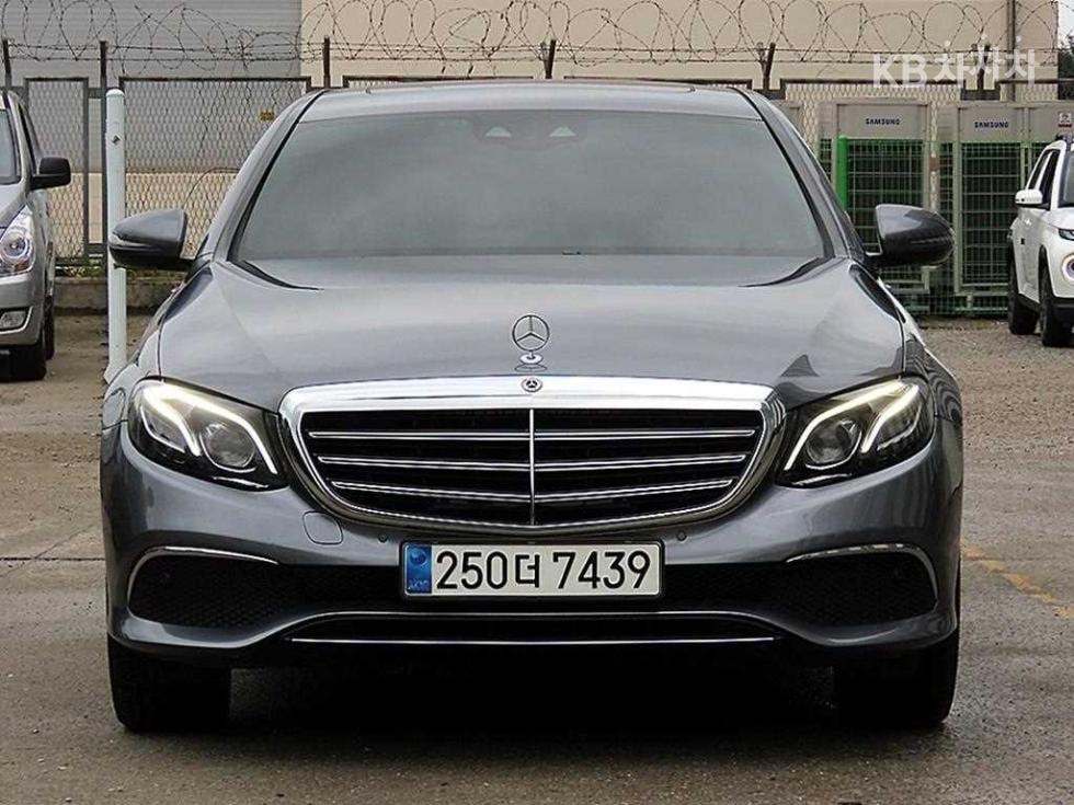 Mercedes-Benz - E-Class | E220 Exclusive