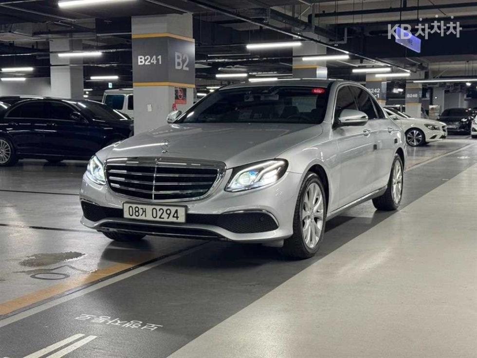 Mercedes-Benz - E-Class | E220 Exclusive